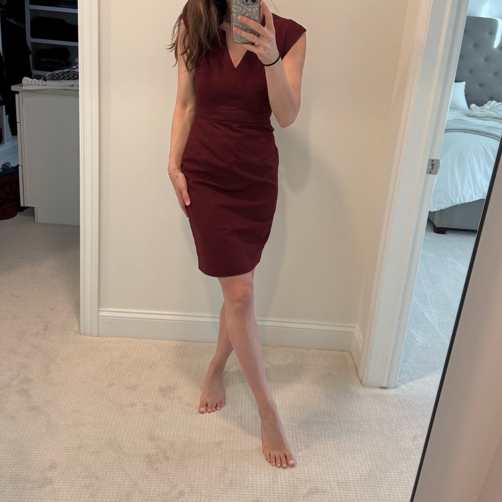 French connection sleeveless fitted dress with neckline detail - burgundy size 4